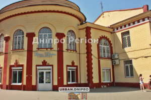 У Дніпрі на розі вулиць Боброва та Шмідта вивіска вписалася в історичний фасад (ФОТО)