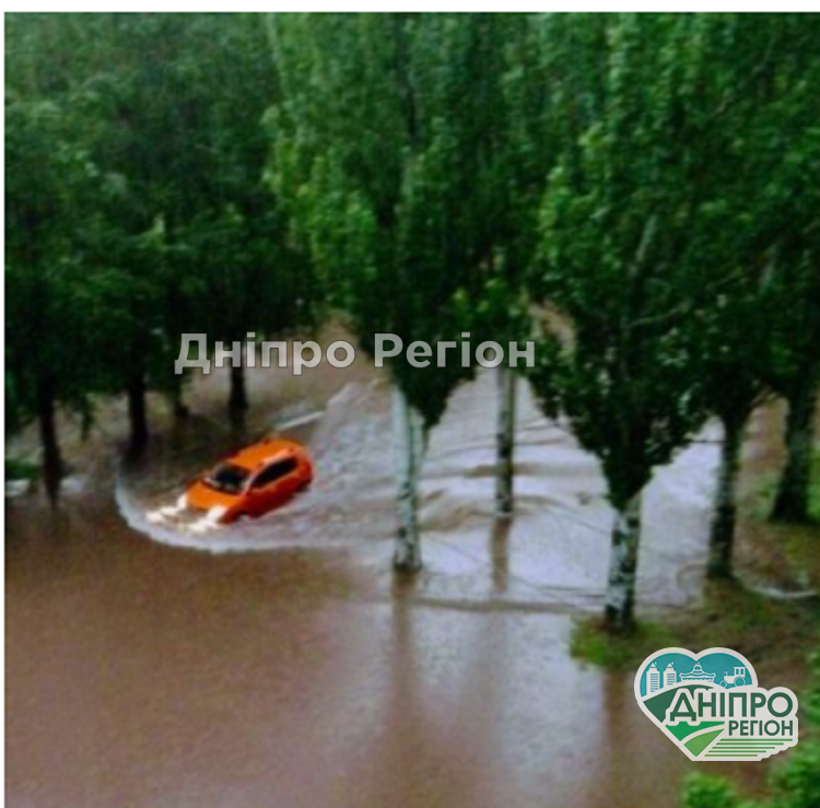 Машини пливли по вікна у воді: на Дніпропетровщині місто Зеленодольськ затопив ливень (ФОТО, ВІДЕО) Машини пливли по вікна у воді: на Дніпропетровщині місто Зеленодольськ затопив ливень (ФОТО, ВІДЕО)