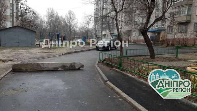 На Дніпропетровщині із дворів можуть зникнути блоки і шлагбауми На Дніпропетровщині із дворів можуть зникнути блоки і шлагбауми