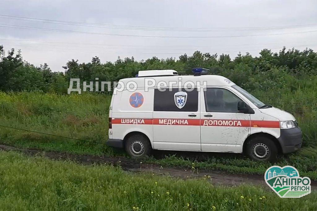 Їхали рятувати пацієнта: на Дніпропетровщині швидка потрапила у полон багнюки (ФОТО/ВІДЕО)