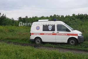 Їхали рятувати пацієнта: на Дніпропетровщині швидка потрапила у полон багнюки (ФОТО/ВІДЕО)