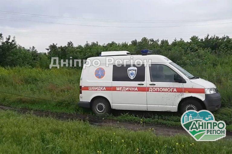 Їхали рятувати пацієнта: на Дніпропетровщині швидка потрапила у полон багнюки (ФОТО/ВІДЕО)