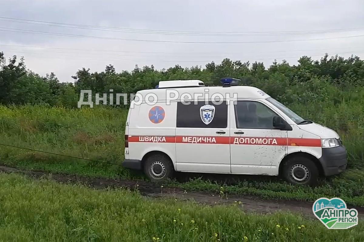 Їхали рятувати пацієнта: на Дніпропетровщині швидка потрапила у полон багнюки (ФОТО/ВІДЕО)