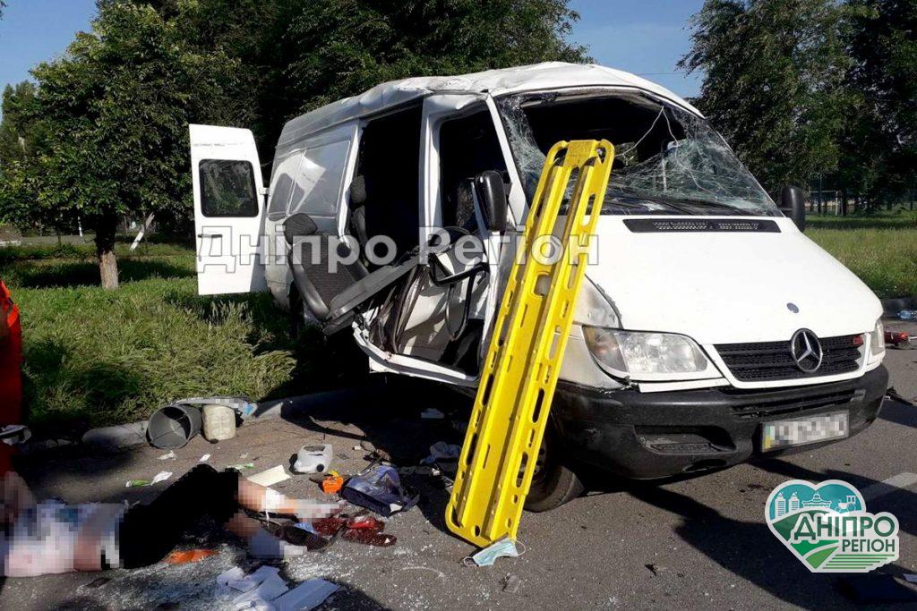 Миттєва смерть на дорозі: на Дніпропетровщині внаслідок ДТП загинуло 2 людей, 8 - постраждало (ФОТО)