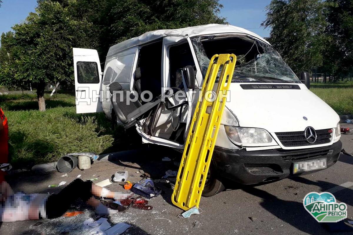 Миттєва смерть на дорозі: на Дніпропетровщині внаслідок ДТП загинуло 2 людей, 8 - постраждало (ФОТО)