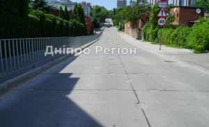 У Дніпрі Селянський узвіз підрядник відремонтував власним коштом
