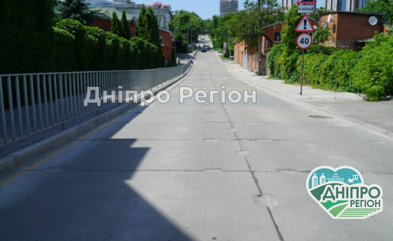 У Дніпрі Селянський узвіз підрядник відремонтував власним коштом