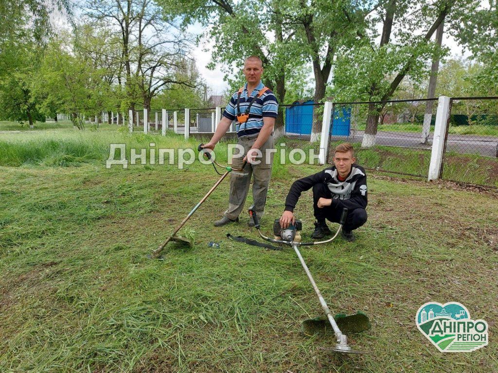 Гуртом легше: на Дніпропетровщині батьки з дітьми привели до ладу шкільний стадіон (ФОТО) Гуртом легше: на Дніпропетровщині батьки та учні разом привели до ладу шкільний стадіон (ФОТО)