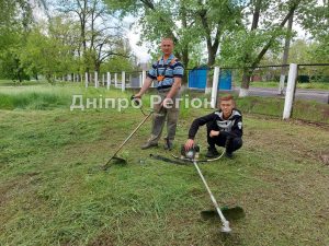 Гуртом легше: на Дніпропетровщині батьки з дітьми привели до ладу шкільний стадіон (ФОТО)
