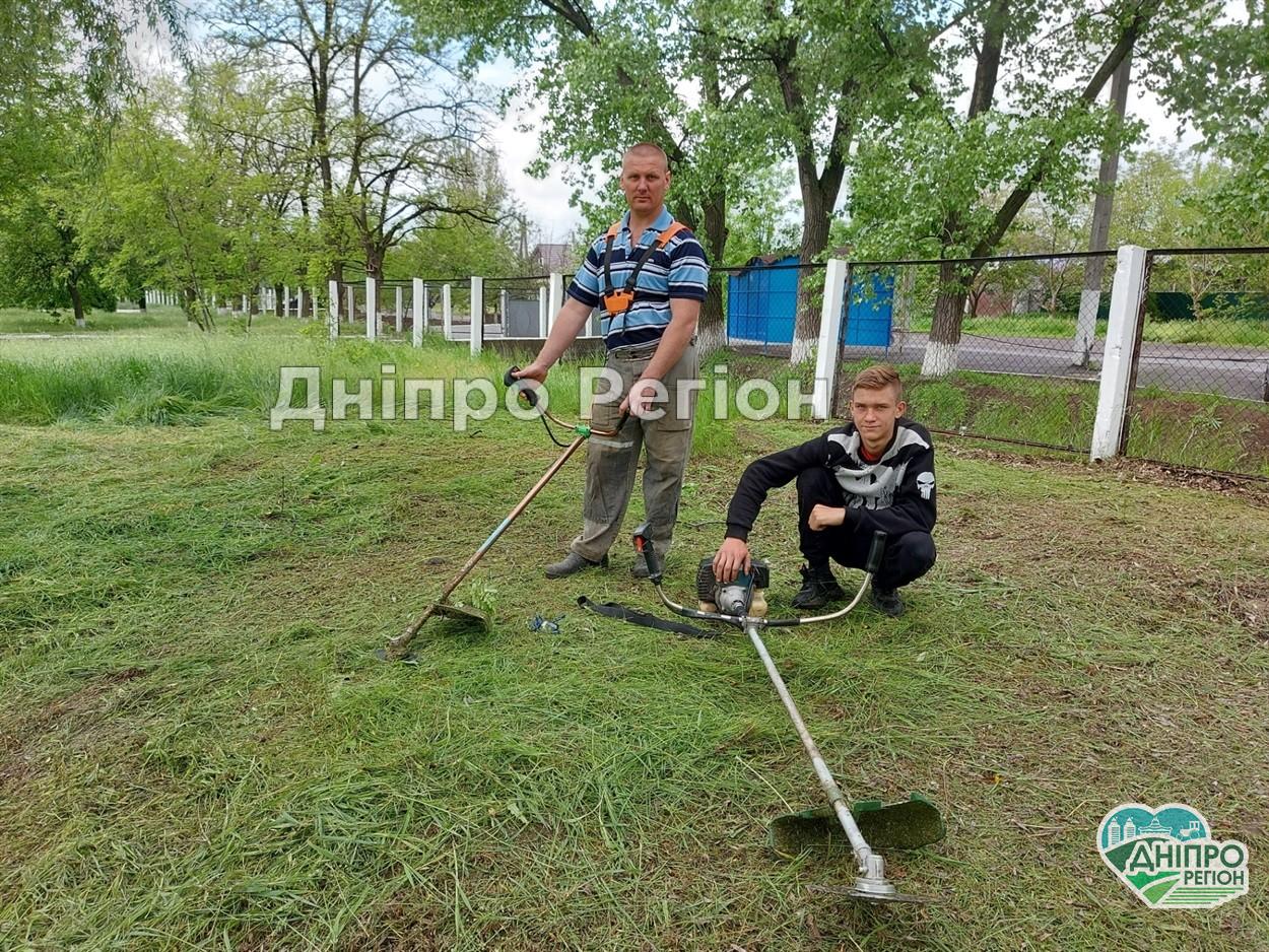Гуртом легше: на Дніпропетровщині батьки та учні разом привели до ладу шкільний стадіон (ФОТО)
