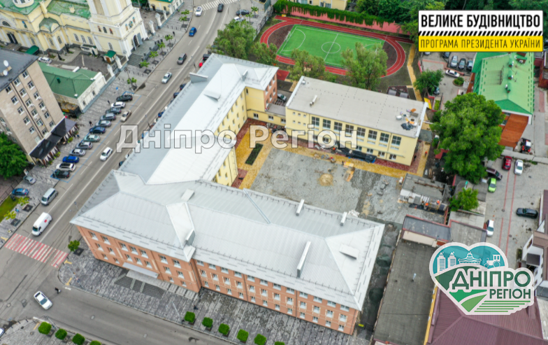 Дворівнева їдальня, стильні класи та просторі коридори: у Дніпрі завершують реконструкцію гімназії №33 (ФОТО) Дворівнева їдальня, стильні класи та просторі коридори: у Дніпрі завершують реконструкцію гімназії №33 (ФОТО)