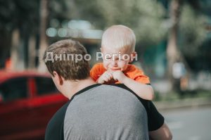 Резонанс у Покрові: на Дніпропетровщині чоловік ударив хлопчика на дитячому майданчику