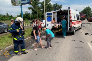 На Дніпропетровщині сталася серйозна ДТП, людей забрала швидка (ФОТО, ВІДЕО)