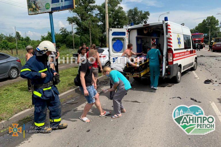 На Дніпропетровщині сталася серйозна ДТП, людей забрала швидка (ФОТО, ВІДЕО)