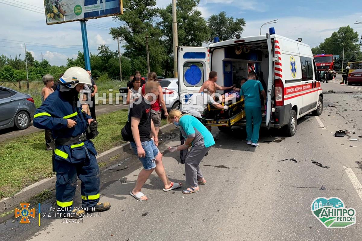 На Дніпропетровщині сталася серйозна ДТП, людей забрала швидка (ФОТО, ВІДЕО)