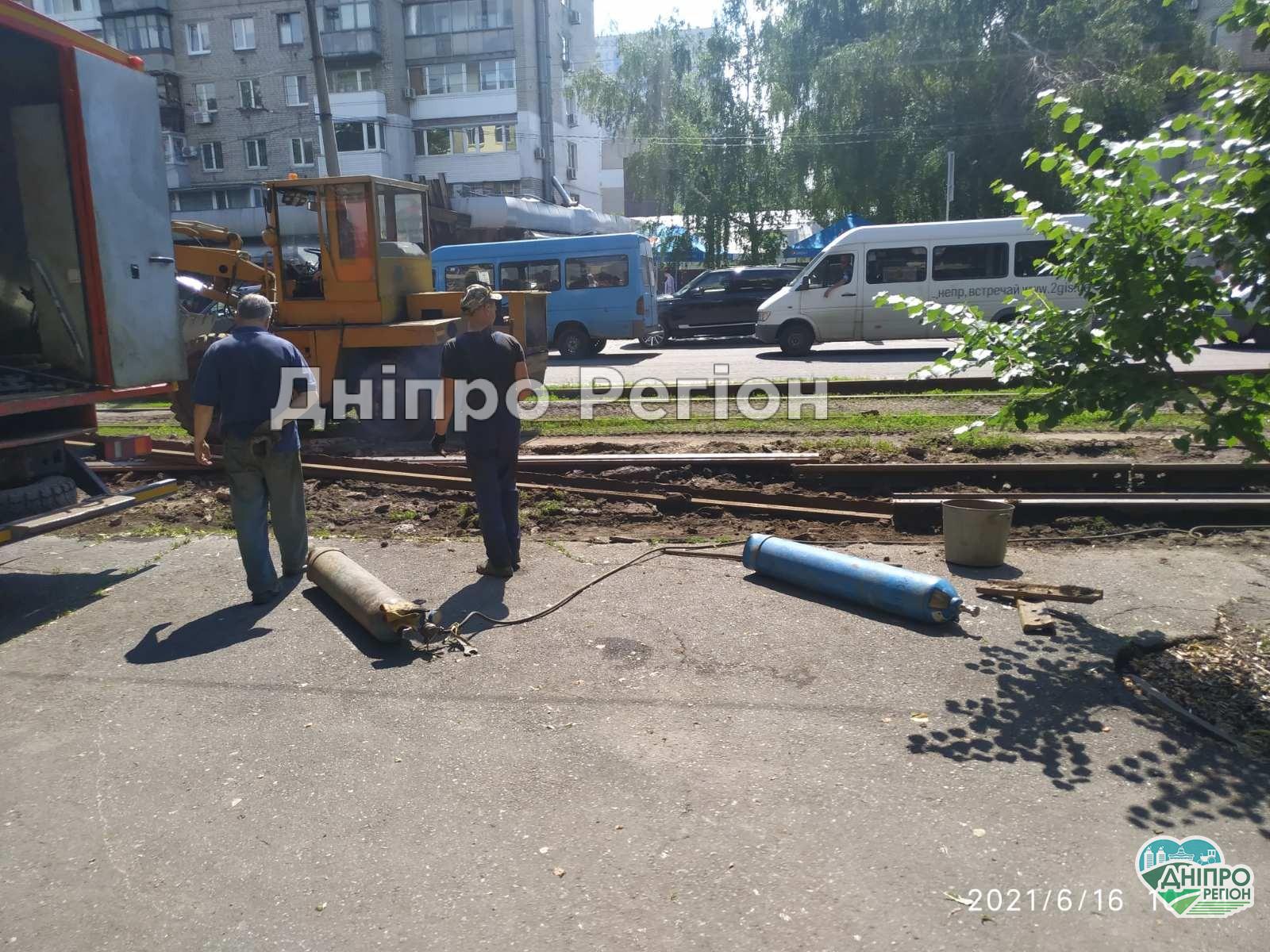 У Дніпрі на Гагаріна розібрали рельси, трамвай не ходить (ФОТО)