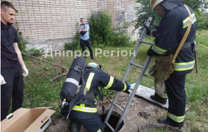 8-річного хлопчика знайшли мертвим поруч із домом: у Покрові рятувальники витягли тіло із люка