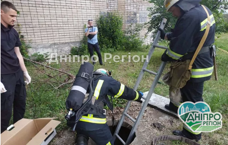 8-річного хлопчика знайшли мертвим поруч із домом: у Покрові рятувальники витягли тіло із люка 8-річного хлопчика знайшли мертвим поруч із домом: у Покрові рятувальники витягли тіло із люка