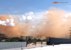 Помаранчевий дим розлетівся на весь район: на Дніпропетровщині побачили неприємне видовище (ФОТО)