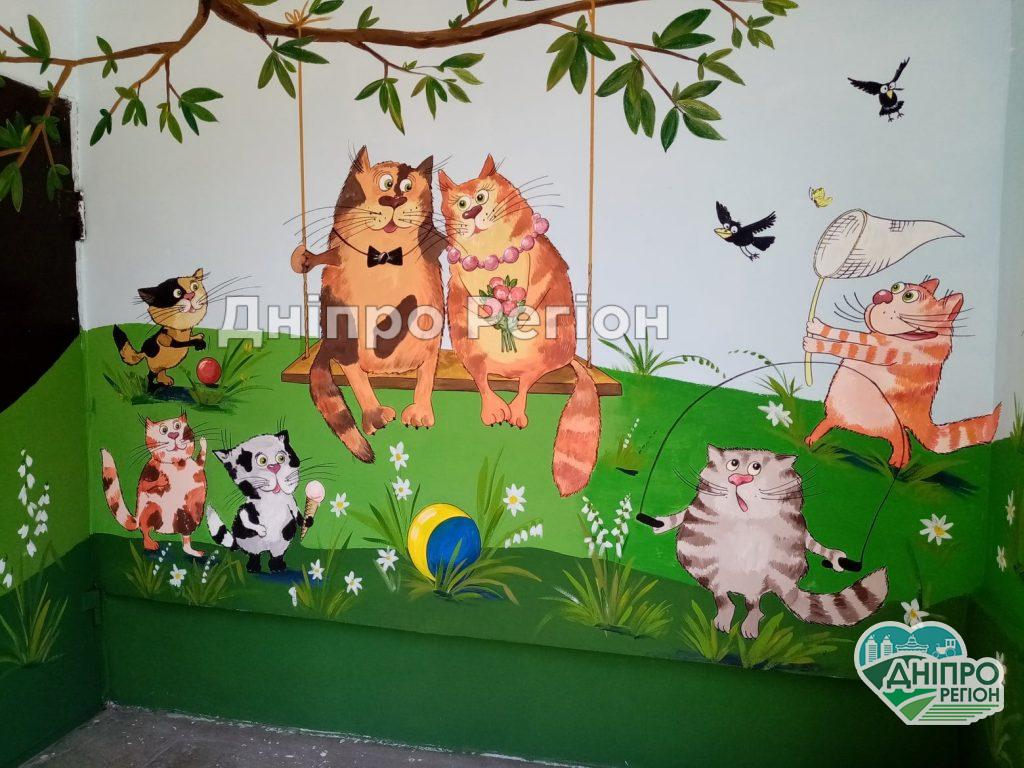 У Дніпрі на вулиці Уральській розмалювали під`їзд котиками, мешканці задоволені (ФОТО)