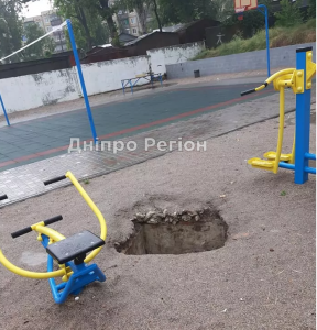 Природу і час не обдуриш: у Нікополі на спортмайданчику обвалилась земля (ФОТО/ВІДЕО)