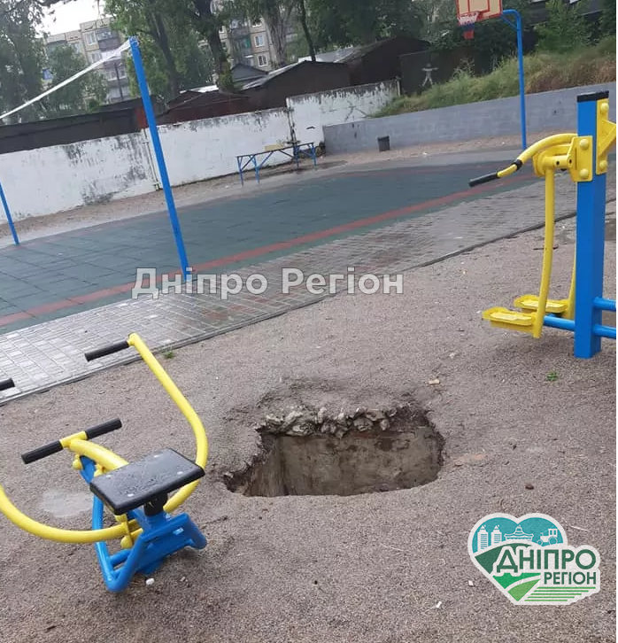 Природу і час не обдуриш: у Нікополі на спортмайданчику обвалилась земля (ФОТО/ВІДЕО) Природу і час не обдуриш: у Нікополі на спортмайданчику обвалилась земля (ФОТО/ВІДЕО)