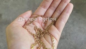 В Дніпрі на зупинці з жінки зірвали золотий хрестик