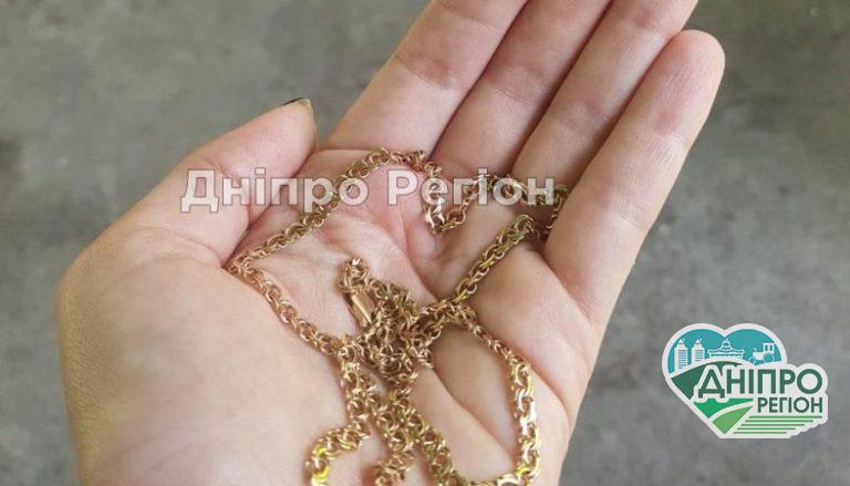 В Дніпрі на зупинці з жінки зірвали золотий хрестик