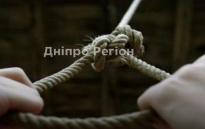Повісився на мотузці: під Дніпром знайшли чоловіка в камуфляжній формі без документів