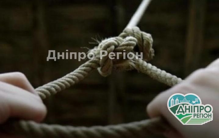 Повісився на мотузці: під Дніпром знайшли чоловіка в камуфляжній формі без документів У Дніпрі жінка повісилася на повідку для вигулу собак