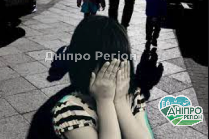 У Кам’янському чоловік біля будинків пристає до маленьких дівчат та торкає їх за інтимні місця У Кам’янському чоловік біля будинків пристає до маленьких дівчат та торкає їх за інтимні місця