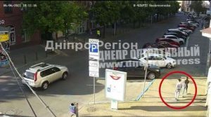Пограбування в центрі міста: у Дніпрі у жінки з рук дівчина вирвала телефон, її розшукує поліція (Відео)