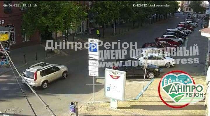 Пограбування в центрі міста: у Дніпрі у жінки з рук дівчина вирвала телефон, її розшукує поліція (Відео) Пограбування в центрі міста: у Дніпрі у жінки з рук дівчина вирвала телефон, її розшукує поліція (Відео)