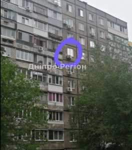 Він може когось вбити: у Дніпрі чоловік з вікна викидає пляшки (ФОТО)