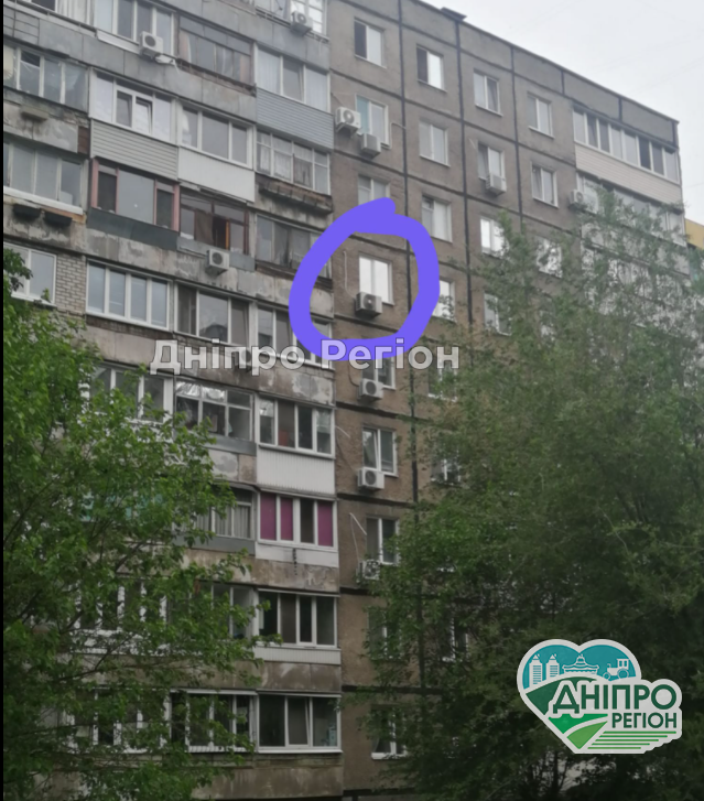 Він може когось вбити: у Дніпрі чоловік з вікна викидає пляшки (ФОТО) Він може когось вбити: у Дніпрі з вікна чоловік викидає пляшки (ФОТО)