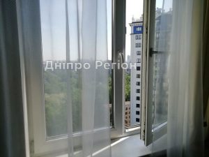 Не перенесла смерті сина: на Дніпропетровщині жінка випала з шостого поверху і розбилась