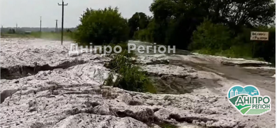 Фермери рахують збитки: поруч із Дніпропетровщиною на полях лежать замети із градом (ВІДЕО) Замети та кучугури із граду лежать обабіч на сусідній із Дніпропетровською областю (ВІДЕО)