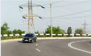 На дорозі розсипали купу цвяхів: водіїв Дніпропетровщини попереджають про небезпеку