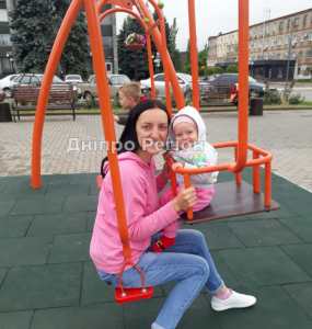 Поруч мати і дитина: у Покрові на дитячих майданчиках з`явились незвичні гойдалки (ФОТО)