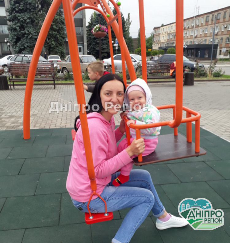 Поруч мати і дитина: у Покрові на дитячих майданчиках з`явились незвичні гойдалки (ФОТО) Поруч мати і дитина: у Покрові на дитячих майданчиках з`явились незвичні гойдалки (ФОТО)