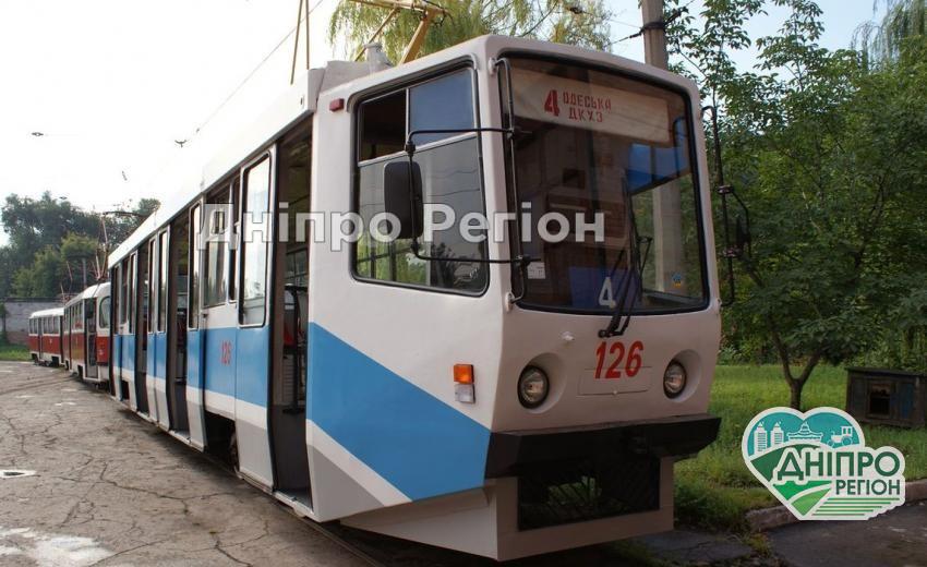 Не добіг до дверей і впав: під Дніпром помер чоловік, у трамваї не було аптечки Не добіг до дверей і впав: під Дніпром помер чоловік, у трамваї не було аптечки