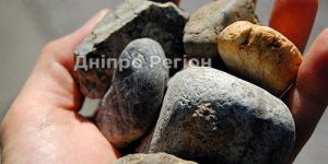 Будьте обережні: у Дніпрі 17-річний хлопець на дитячому майданчику в людей кидає каміння