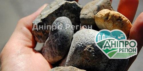 Будьте обережні: у Дніпрі 17-річний хлопець на дитячому майданчику в людей кидає каміння Будьте обережні: у Дніпрі 17-річний хлопець на дитячому майданчику в людей кидає каміння