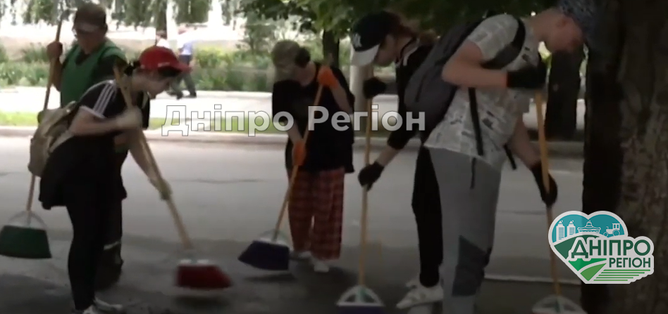 У Павлограді підлітки можуть працювати влітку і заробляти гроші (ВІДЕО) У Павлограді підлітки можуть працювати влітку і заробляти гроші (ВІДЕО)