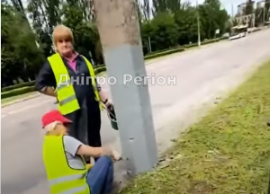 На Дніпропетровщині до приїзду Зеленського красять стовпи (Відео)