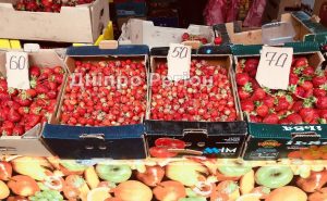 Де у Дніпрі вигідніше купувати полуницю: в супермаркеті чи на ринку (ФОТО)