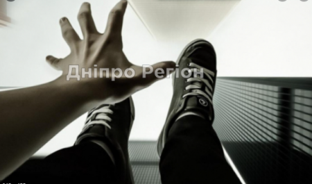 Миттєва смерть: у Дніпрі чоловік вистрибнув із вікна на 5-му поверсі