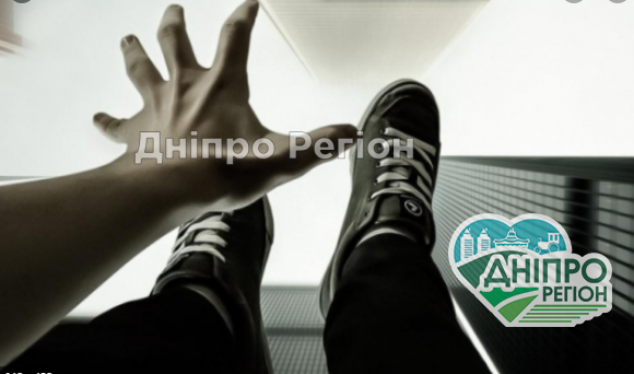 Миттєва смерть: у Дніпрі чоловік вистрибнув із вікна на 5-му поверсі Миттєва смерть: у Дніпрі чоловік вистрибнув із вікна на 5-му поверсі