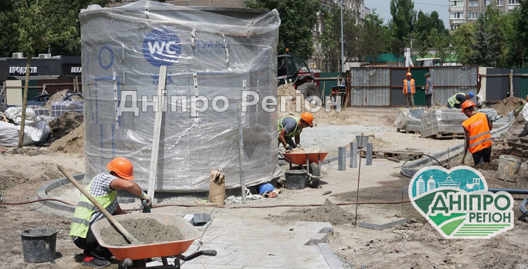У Дніпрі в сквері на Слобожанському встановлюють модний туалет (ФОТО) У Дніпрі в сквері на Слобожанському 65 вже встановлюють модний туалет (ФОТО)