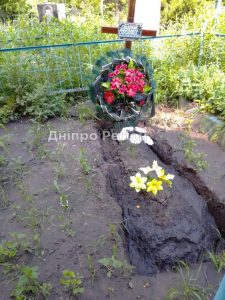 На Дніпропетровщині у Чаплях через дощі зруйнувалися могили на кладовищі (ФОТО)
